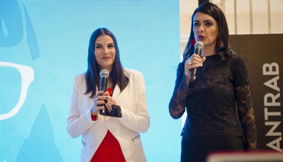 Natalia Ram&iacute;rez, quien personifica a Marcela Valencia, y Marcela Posada, quien personifica a Sandra la Jirafa, actrices del elenco original de "Betty, la fea". (Foto: George Rojas/Soy502)