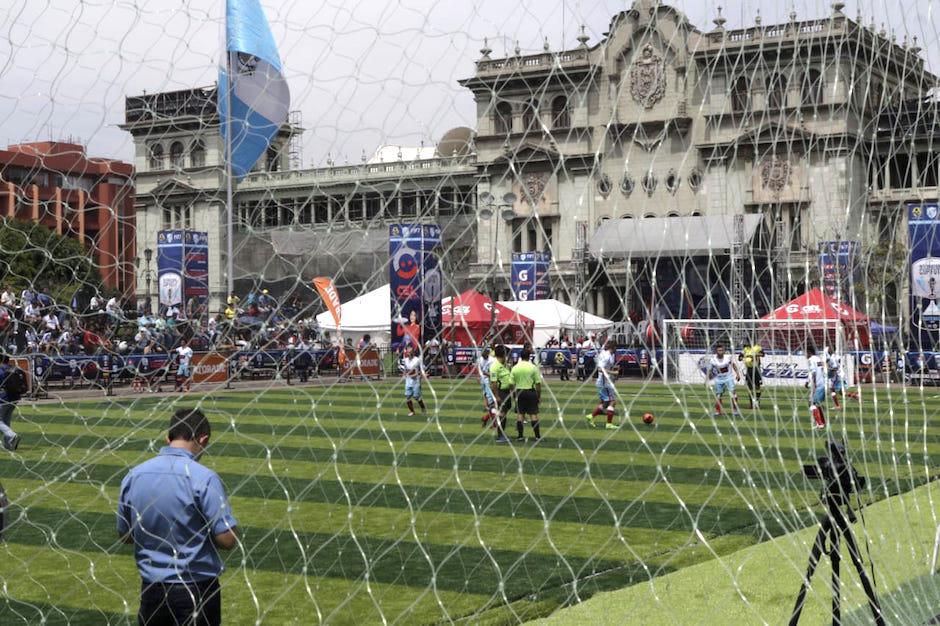 Una cancha sint&eacute;tica fue instalada en el Parque Central. (Foto: Alejandro Bal&aacute;n/Soy502)