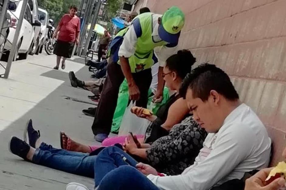 El trabajador de Limpia y Verde de la Municipalidad de Guatemala brind&oacute; alimento a varias personas. (Foto: Damian de la Cruz)