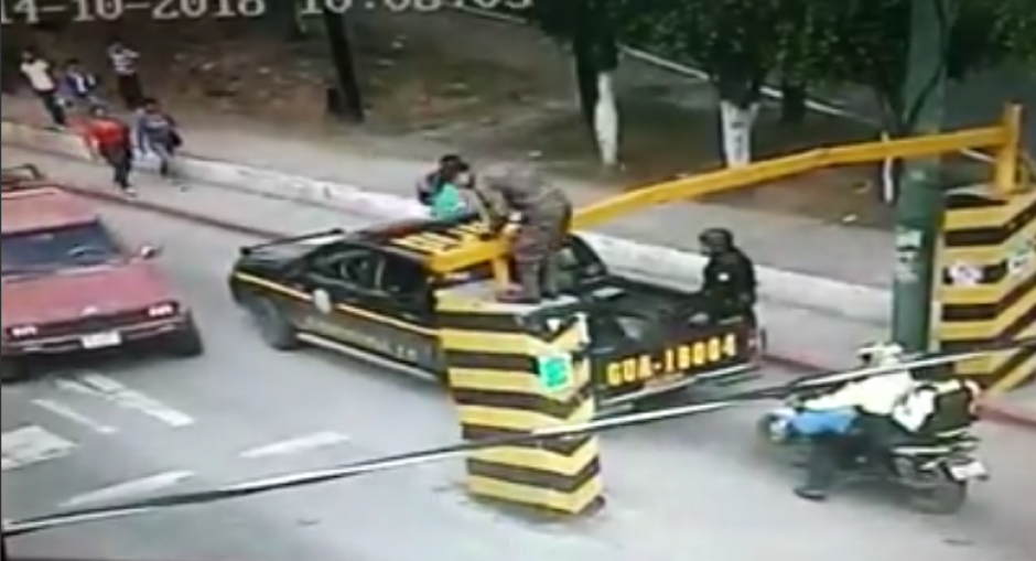 El soldado perdi&oacute; el equilibrio cuando trataba de retornar la talanquera a su lugar. (Captura Video)