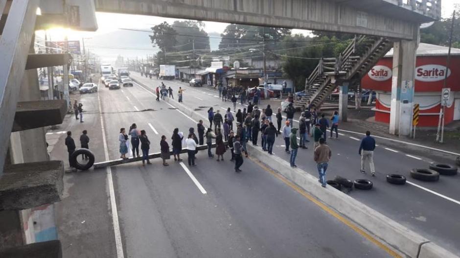 Algunos pobladores bloquean el paso en El Tejar, Chimaltenango. (Foto: Provial)&nbsp;