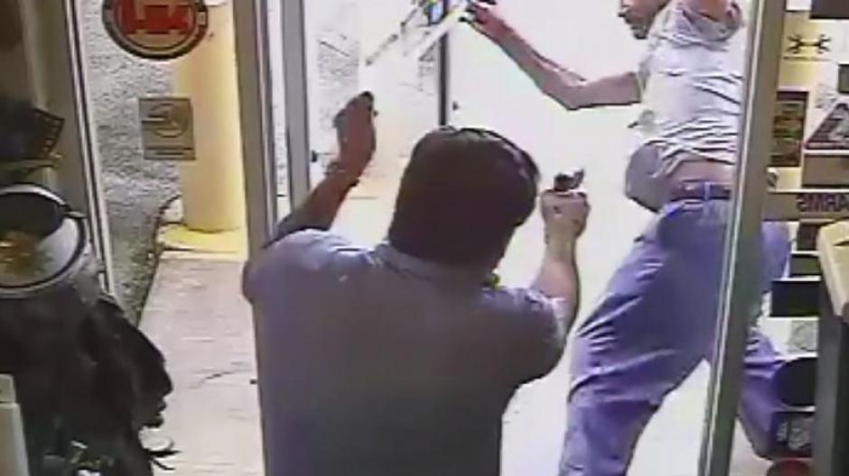 El video muestra el momento en que el pol&iacute;tico lo hizo "en defensa propia". (Foto: captura de pantalla)&nbsp;