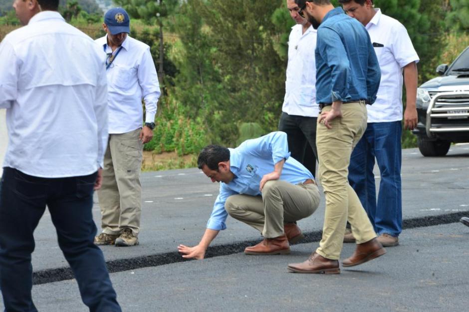 El presidente Jimmy Morales inauguró parte de la carretera que promete liberar el paso por Chimaltenango. (Foto: Jesús Alfonso/Soy502)