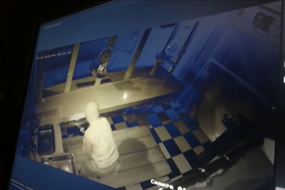 Las im&aacute;genes fueron grabadas durante la madrugada de este martes en el mercado municipal de Quetzaltenango. (Imagen: captura de pantalla)