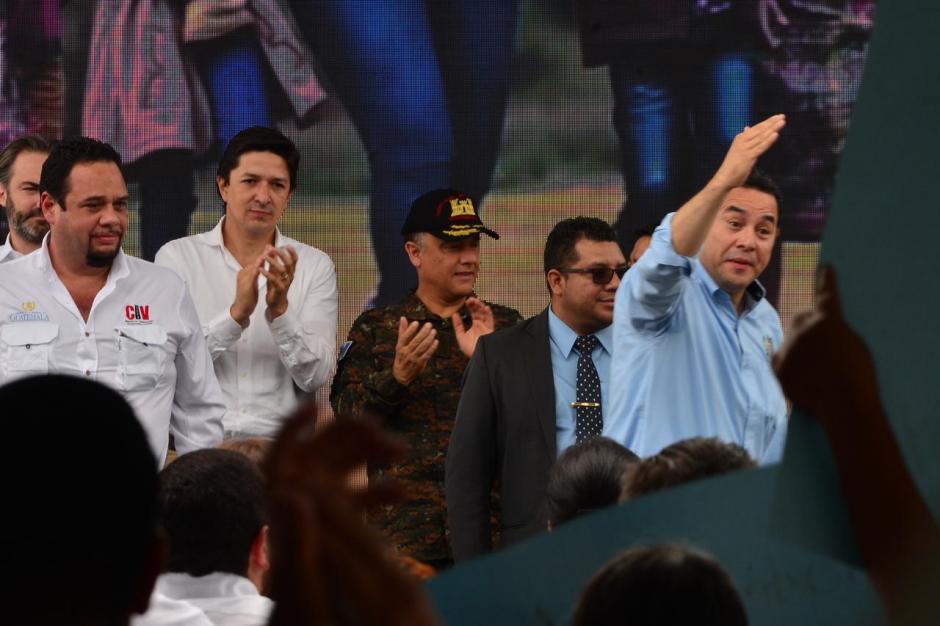 El presidente Jimmy Morales enalteció el trabajo de los ministros de Comunicaciones, Luis Benito, y de Finanzas, Víctor Martínez. (Foto: Jesús Alfonso/Soy502)