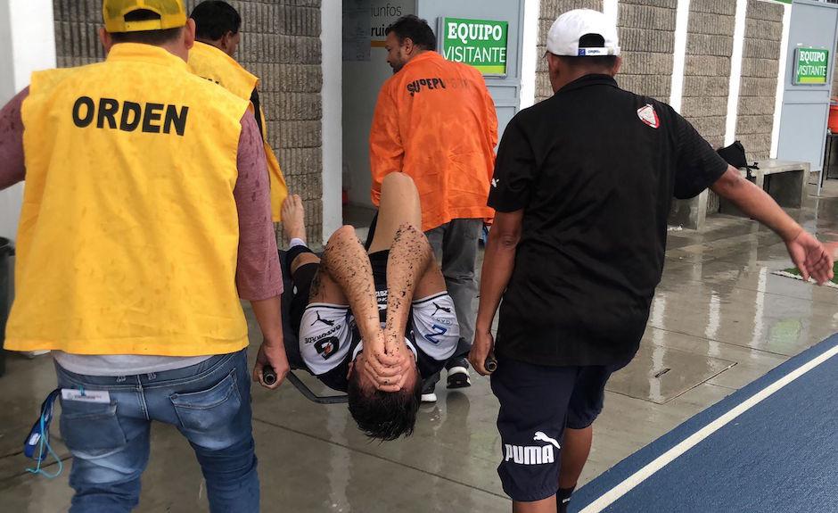 El centrocampista guatemalteco sale en camilla y con evidentes gestos de dolor del estadio Cementos Progreso. (Foto: Luis Barrios/Soy502)