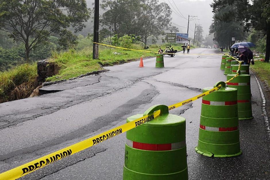 El paso vehicular sobre el bulevar Sur de San Cristóbal fue cerrado debido a un socavamiento. (Foto: Mynor Espinoza/Municipalidad de Mixco)