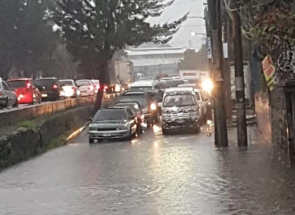 Los automovilistas están a la espera que la lluvia cese y permita el paso hacia el sur. (Foto: Dalia Santos)
