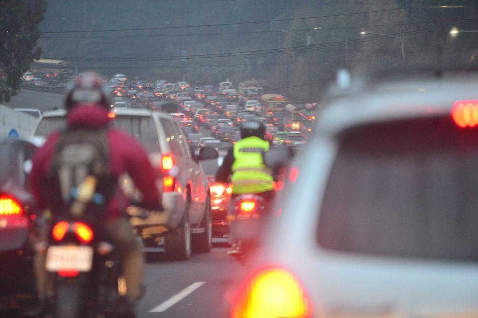 Por el momento se desconoce el horario en que serán habilitados los carriles reversibles sobre la calzada Aguilar Batres. (Foto: Archivo/Soy502)