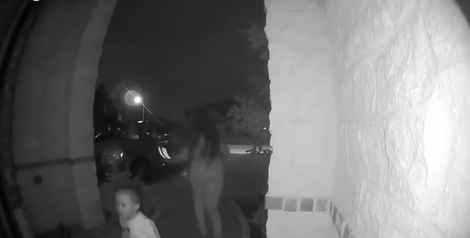 La mujer corri&oacute; luego de abandonar al ni&ntilde;o de unos dos a&ntilde;os. (Foto: captura de pantalla)&nbsp;