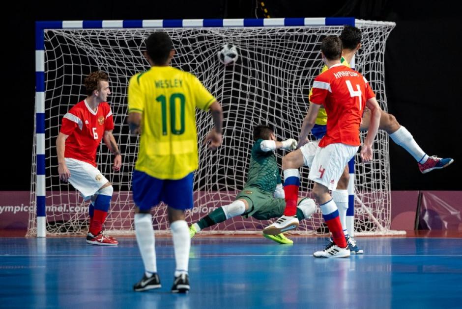 Así fue la anotación en propia puerta del ruso Danil Karpiuk. (Foto: AFP)