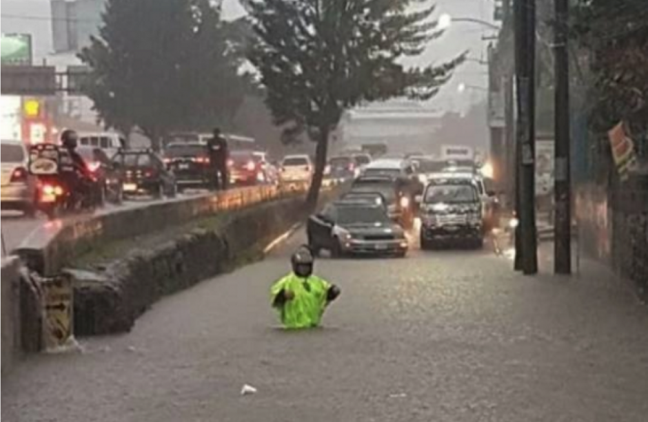 La imagen del agente llam&oacute; la atenci&oacute;n de usuarios de las redes sociales. (Foto: captura de pantalla)&nbsp;