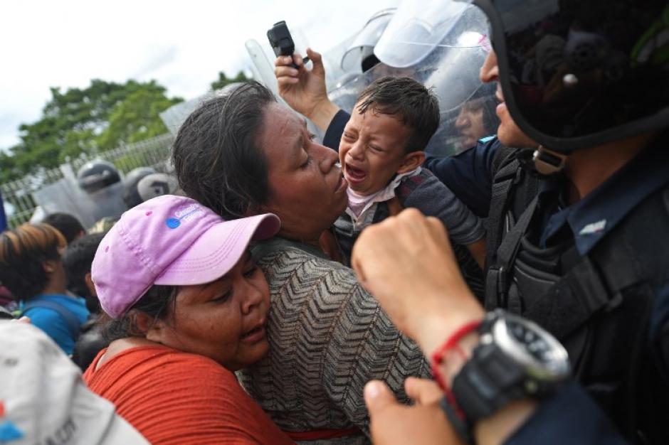 Otro grupo de hondure&ntilde;os logr&oacute; ingresar a Guatemala. (Foto: AFP)&nbsp;