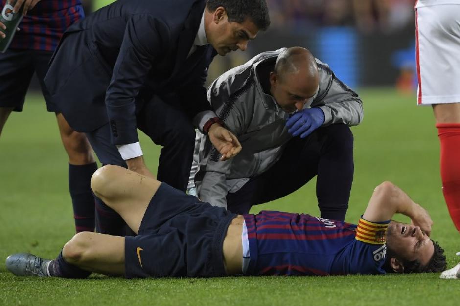 Los gestos de dolor del argentino Lionel Messi antes de salir del campo. (Foto: AFP)