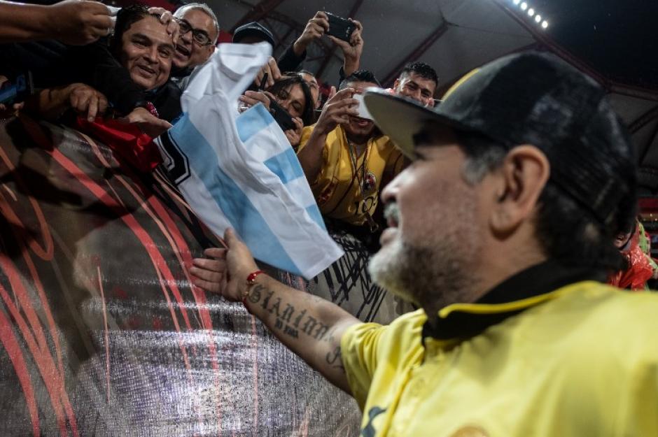 Diego Maradona sufre una severa artrosis en las rodillas, pero eso no impidi&oacute; de que festejara a lo grande. (Foto: AFP)&nbsp;