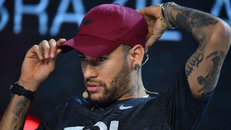 Neymar llegó este domingo a España y crecen los rumores de su regreso al Barcelona. (Foto: AFP)