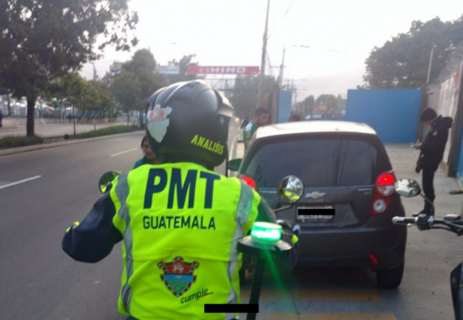 El hombre choc&oacute; en un sector de la zona 18 y luego prefiri&oacute; quedarse dormido. (Foto: Amilcar Montejo/PMT)&nbsp;
