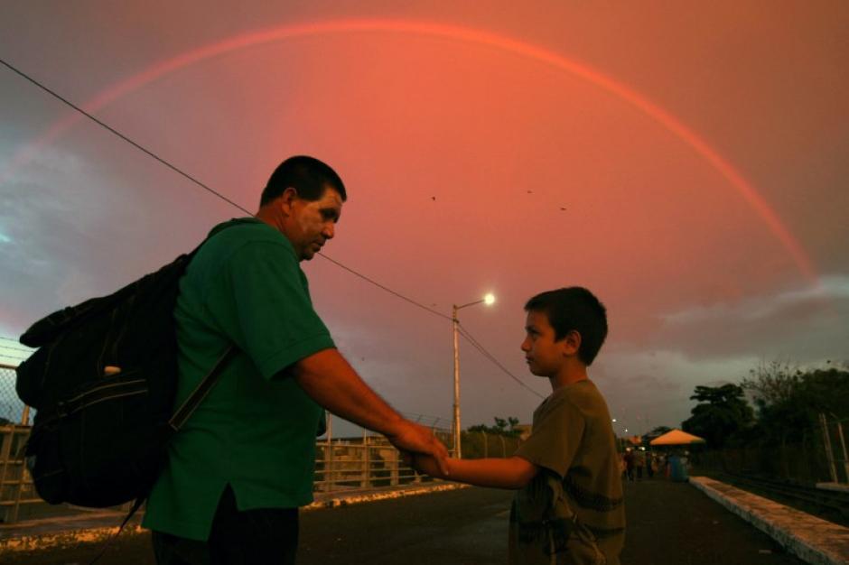 Padre e hijo en Ciudad Hidalgo buscan seguir su camino hacia Estados Unidos, pese a la negativa de los diferentes funcionarios que quieren detenerlos. (Foto: AFP)