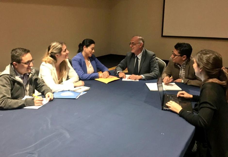 El comisionado de la CICIG, Iv&aacute;n Vel&aacute;squez en reuni&oacute;n de trabajo. (Foto: captura pantalla)