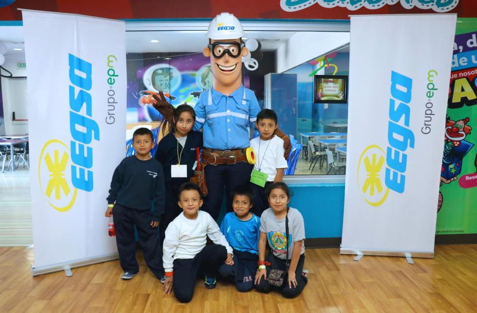 Entre las instituciones que visitaron la ciudad a escala se encuentra la Escuela Oficial Rural Mixta del caser&iacute;o El Calvario de Villa Nueva. (Foto: cortes&iacute;a EEGSA)