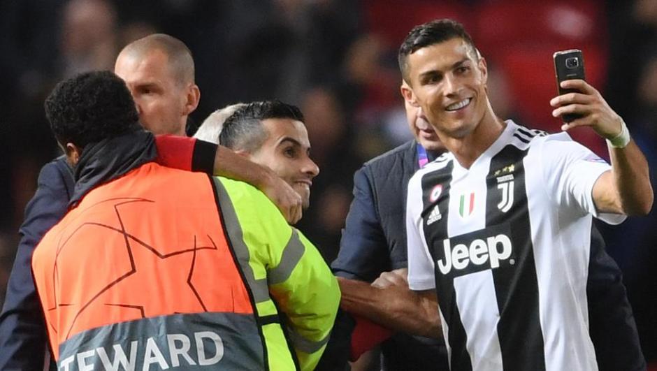 Al término del juego, un aficionado ingresó al campo y esto pasó. (Foto: MundoDeportivo)&nbsp;