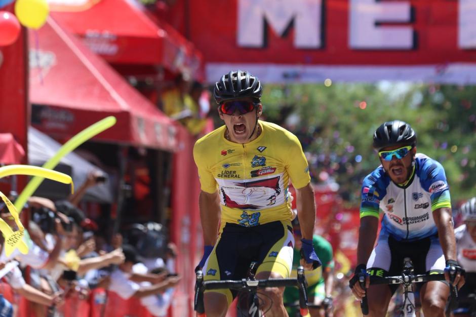El grito con sabor a triunfo de Alonso Gamero en la meta de El Progreso, Jutiapa. (Foto: CDAG)