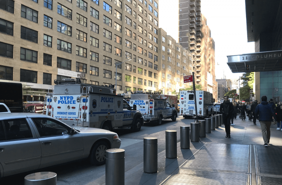 La polic&iacute;a de Nueva York eval&uacute;a la situaci&oacute;n en la sede de CNN. (Foto: Twitter/@ejleven)&nbsp;