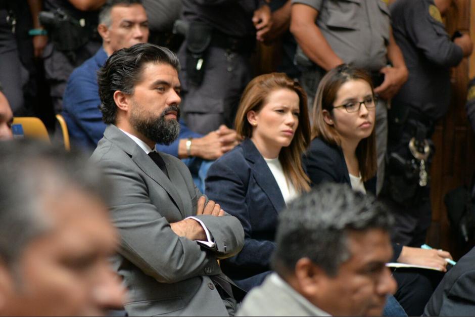 Jonathan Ch&eacute;vez es uno de los 18 acusados en el caso Cooptaci&oacute;n del Estado que solicita medidas sustitutivas. En la imagen aparece junto a Daniela Beltranena, en una de las primeras audiencias del caso.&nbsp; (Foto: archivo/Soy502)