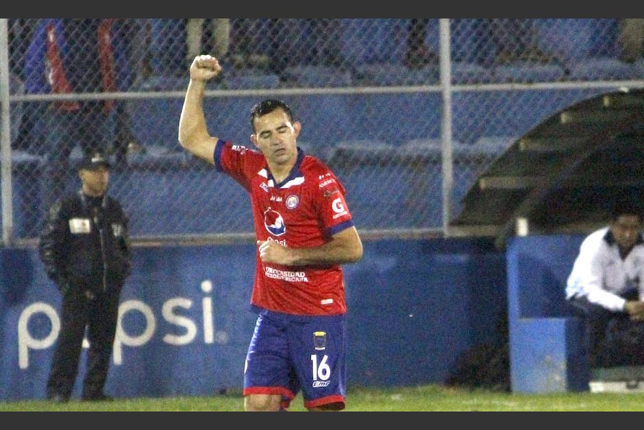 Así festeja Marco Pablo una de sus anotaciones con los súper chivos. (Foto: Xelajú MC)