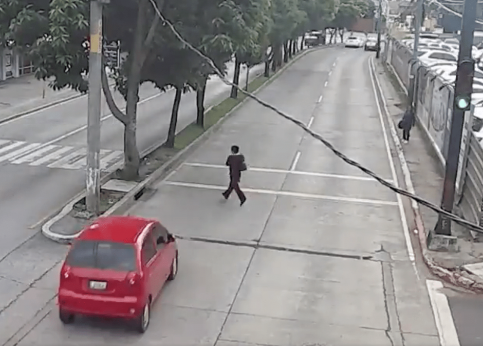 La mujer result&oacute; herida y fue llevada al IGSS. (Foto: captura de pantalla)