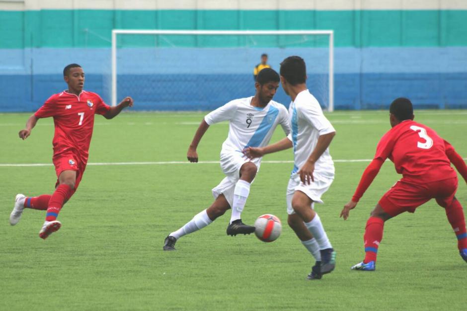 Andy Palencia conduce el balón durante el partido de la Bicolor ante Panamá. (Foto: Fedefut)