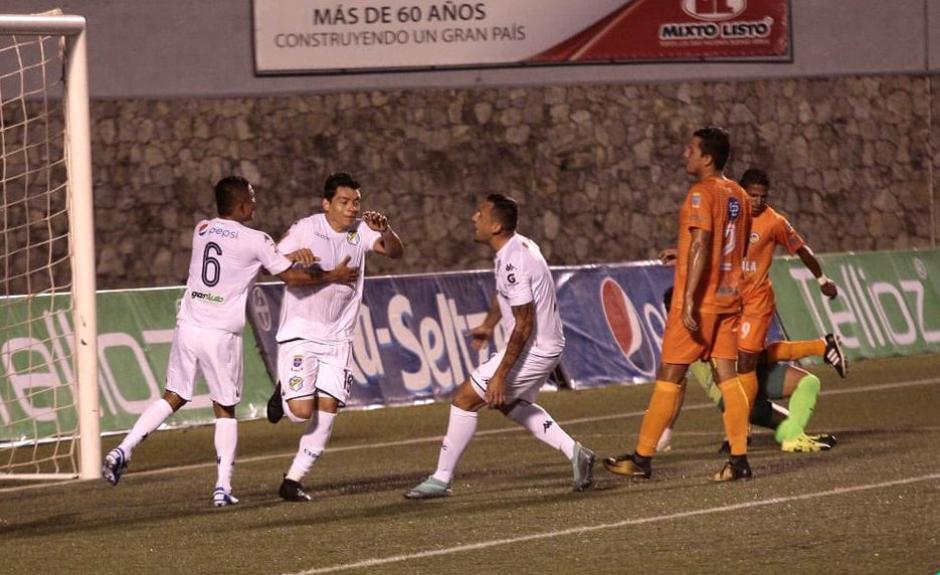 El petenero Robin Betancourth abrió el camino de la victoria para Comunicaciones. (Foto: Comunicaciones FC)