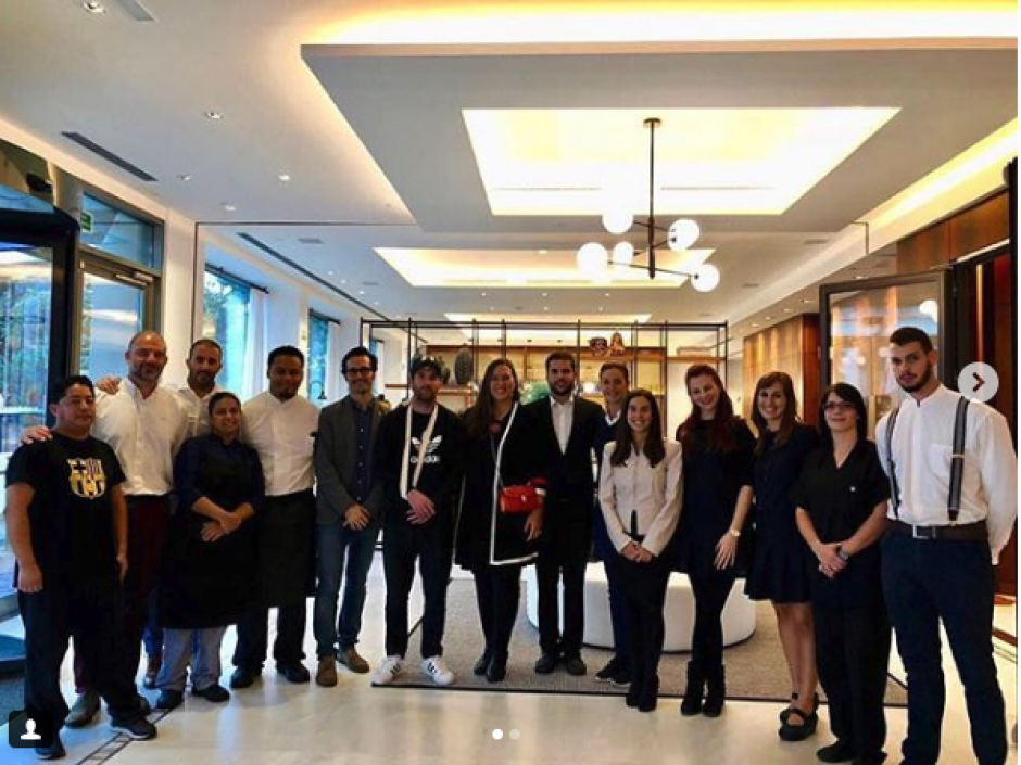 Messi junto a varios de los empleados de su hotel en España. (Foto: Instagram)