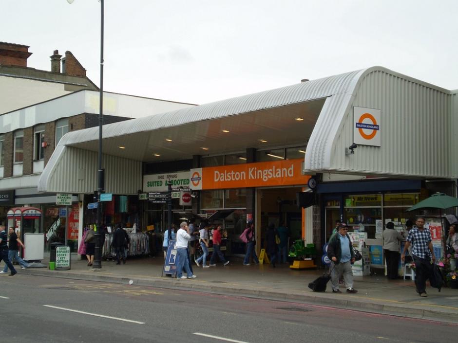 Varias personas auxiliaron a la víctima ya que estaba sangrando. (Foto Staticflickr)