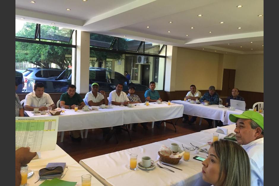 Mencos (a la derecha) buscaría ser diputado con la UNE. (Foto: Soy502)