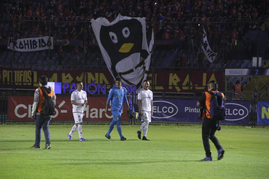 Esta es la manta que insultaba a la afición crema. (Foto: Fredy Hernández/Soy502)