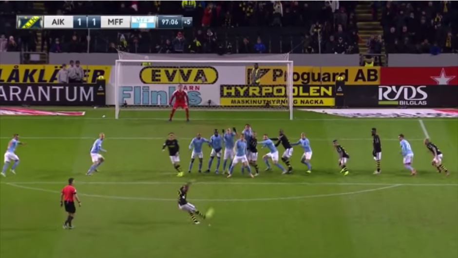 El partido estaba en la parte final cuando se descontroló por la celebración del anotador. (Foto: captura de video)