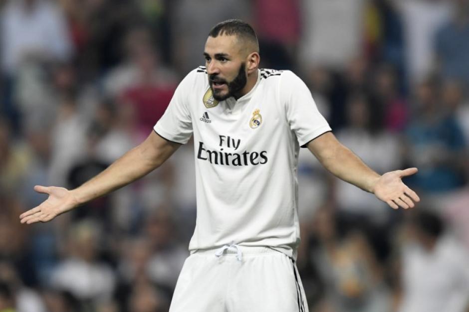 Karim Benzema pregunta al árbitro porque consulta la jugada de su gol al Leganés. (Foto: AFP)