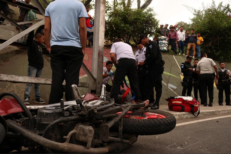 Dos hombres que viajaban en moto fueron atropellados. (Foto: Bomberos Voluntarios)&nbsp;