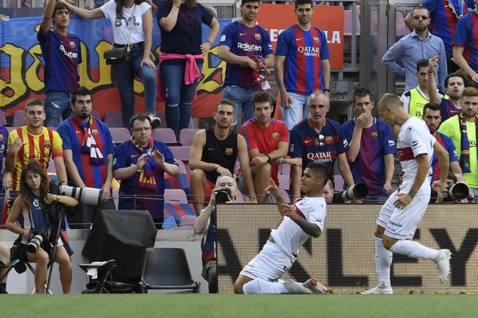 Hern&aacute;ndez festeja la anotaci&oacute;n ante la mirada de los aficionados del Barcelona. (Foto: AFP)