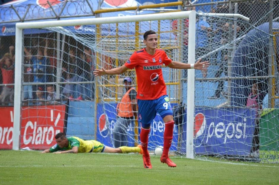 El canterano José Carlos Martínez salva a Municipal contra Chiantla en el Trébol. (Foto: Rudy Martínez/Soy502)