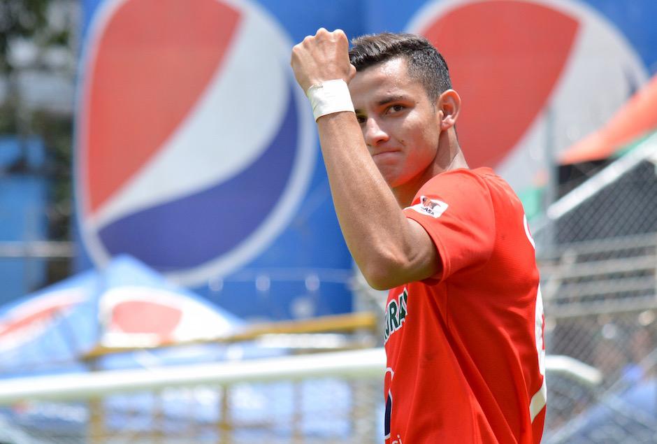El jutiapaneco Jos&eacute; Carlos Mart&iacute;nez festeja el gol del triunfo de Municipal ante Chiantla. (Foto: Rudy Mart&iacute;nez/Soy502)