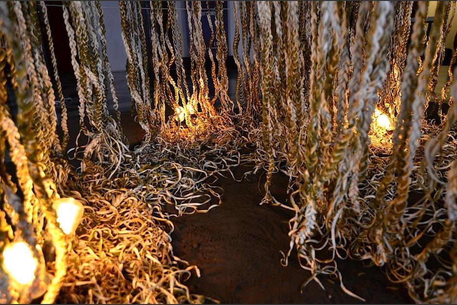 "Trenz&aacute;te" es el nombre de esta instalaci&oacute;n que se exhibe en la 21 Bienal de Arte Paiz. (Foto: Selene Mej&iacute;a/Soy502)