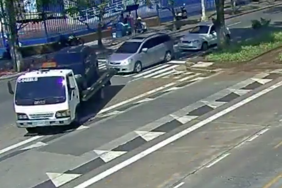 El accidente fue provocado por el piloto de una grúa que siguió su camino con rumbo desconocido. (Imagen: captura de pantalla)