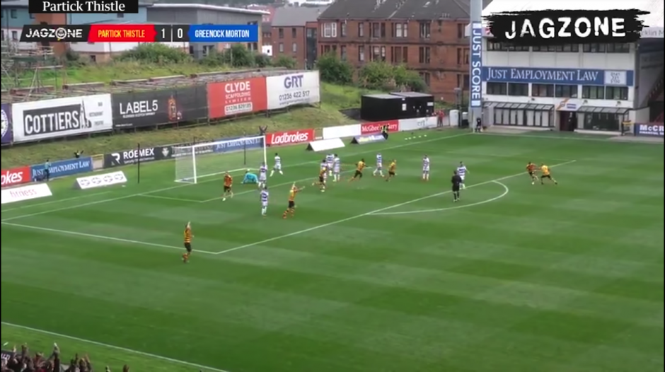 La mayor parte de los asistentes y los jugadores se dieron cuenta del gol, menos los r&eacute;feris. (Foto: captura de video)