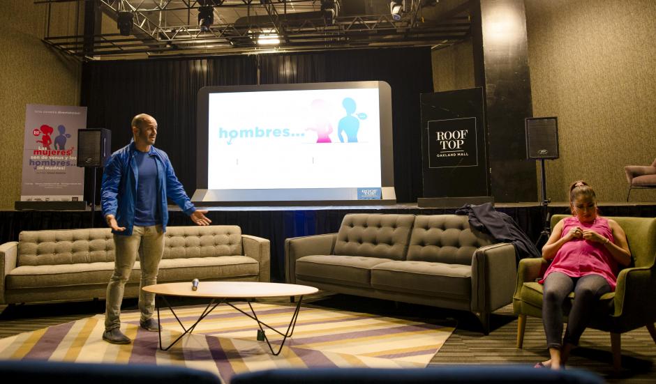 Goyo de Le&oacute;n y Claudia Aline protagonizan la comedia que dar&aacute; lugar en Rooftop Oakland Mall. (Foto: George Rojas/Soy502)