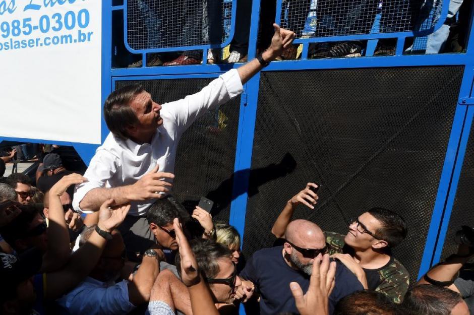 El candidato brasile&ntilde;o fue apu&ntilde;ado en medio de una multitud. (Foto: AFP)