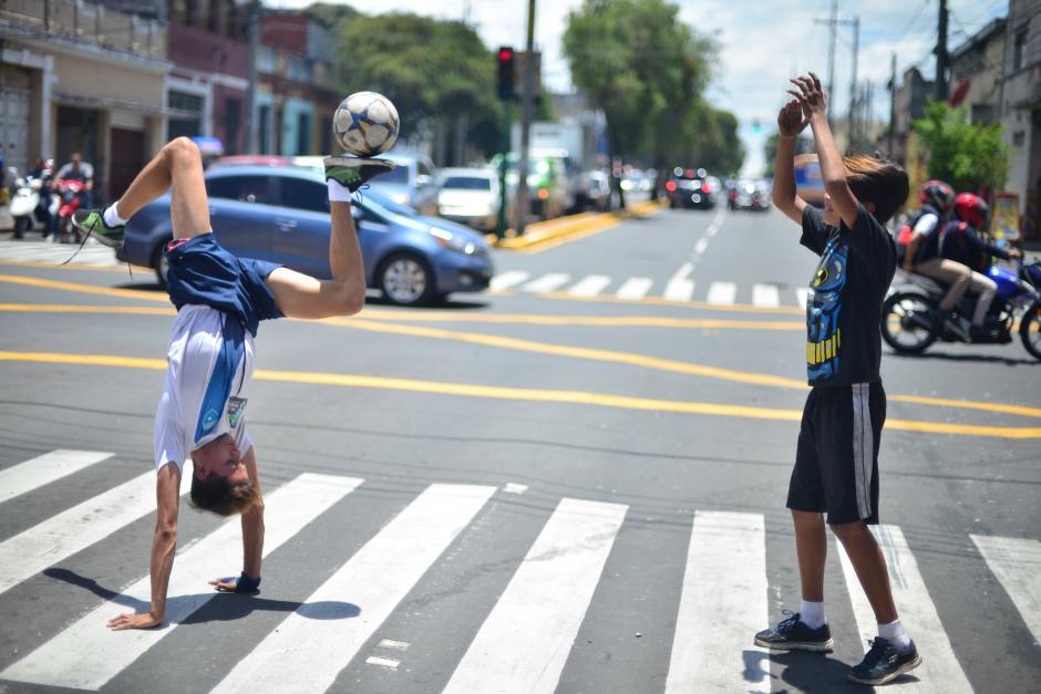 Da rojo el semáforo y los hermanos Carias Revolorio se ponen a trabajar. (Foto: Jesús Alfonso/Soy502)
