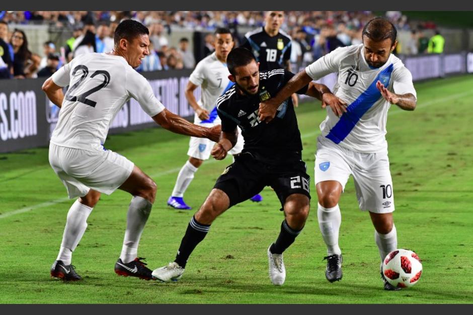 José Manuel Contreras disputa el balón durante el juego de Guatemala ante Argentina. (Foto: AFP)