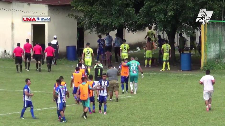 Momento en el que los equipos abandonan la cancha del estadio José Luis Ibarra. (Foto: Captura)